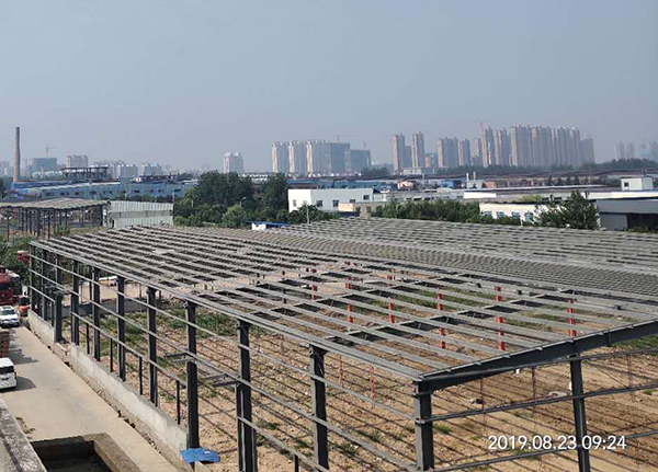 1614585428883183.jpg 江蘇信年華工貿(mào)有限公司1#、2#廠房工程 門式鋼架施工階段.jpg